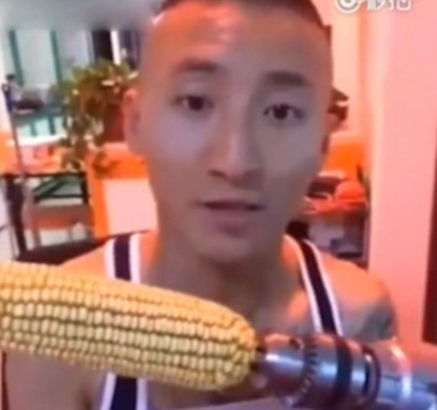 Thanh niên bay răng cửa vì ăn ngô bằng máy khoan - ảnh 1