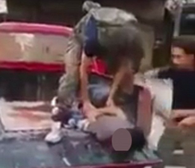 Man rợ, phiến quân Syria chặt đầu cậu bé 11 tuổi - ảnh 2