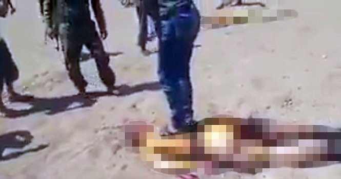Thi thể quân nhân Nga bị kéo lê ở Syria? - ảnh 1