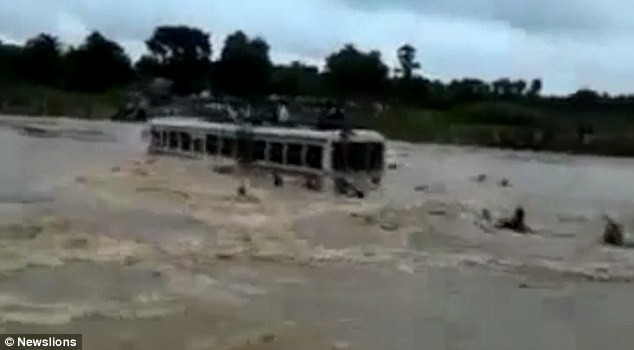 Lũ lụt khủng khiếp: 300 người chết, 6 triệu người bị ảnh hưởng - ảnh 2