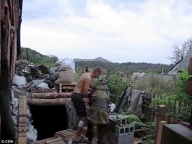 Binh sỹ Ukraine dùng súng cao su phóng lựu đạn? - ảnh 1