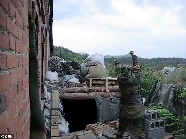 Binh sỹ Ukraine dùng súng cao su phóng lựu đạn? - ảnh 3