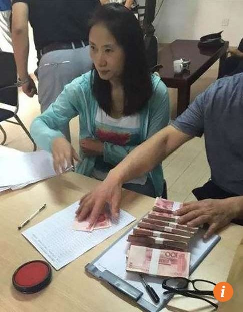 Người dân xếp hàng nhận tiền thưởng 'khủng' dịp Trung Thu - ảnh 2