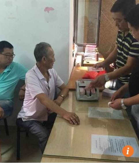 Người dân xếp hàng nhận tiền thưởng 'khủng' dịp Trung Thu - ảnh 3