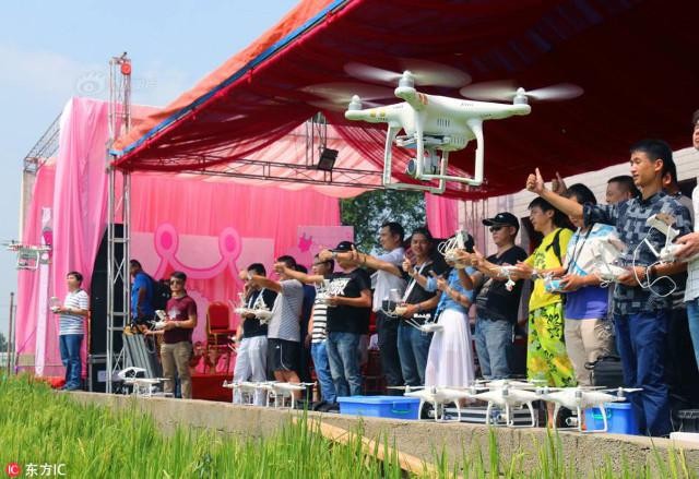 Thuê dàn máy bay không người lái mừng đầy tháng con - ảnh 3