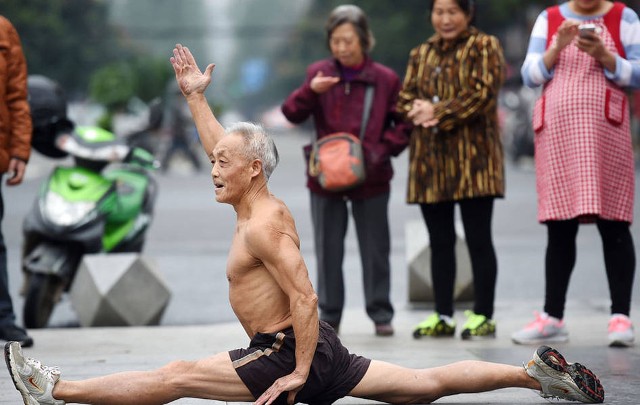 Cụ ông cởi trần tập thể dục giữa trời rét căm căm - ảnh 4