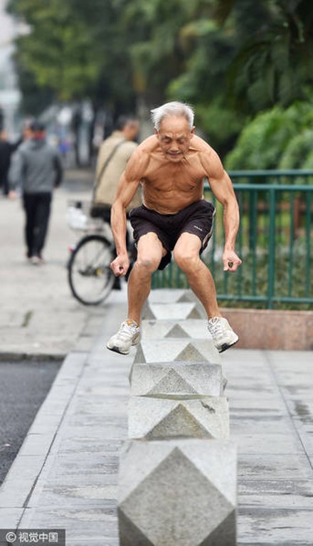 Cụ ông cởi trần tập thể dục giữa trời rét căm căm - ảnh 5