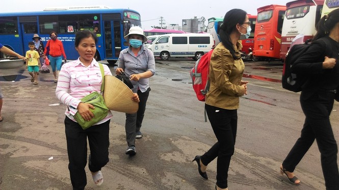 Người dân ùn ùn rời TPHCM về quê đón Tết - ảnh 10