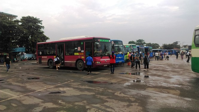 Người dân ùn ùn rời TPHCM về quê đón Tết - ảnh 11