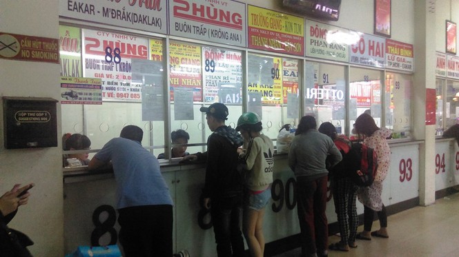 Người dân ùn ùn rời TPHCM về quê đón Tết - ảnh 3
