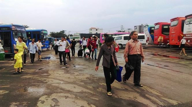 Người dân ùn ùn rời TPHCM về quê đón Tết - ảnh 9
