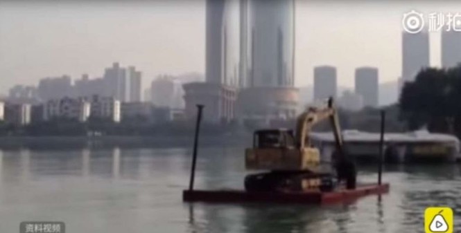 Suýt chết vì dùng máy xúc làm bè vượt sông - ảnh 1