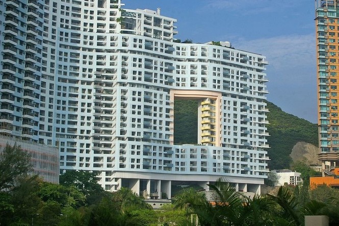 Lạ kỳ “long môn” trên những tòa nhà chọc trời ở Hong Kong - ảnh 1