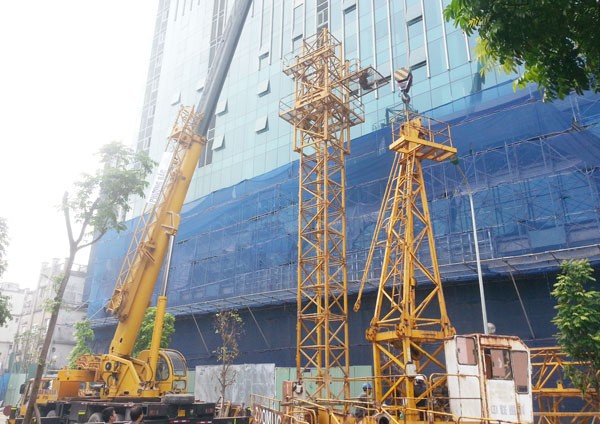 Cấm đường, lắp cẩu trục phá dỡ phần vi phạm nhà 8B Lê Trực - ảnh 1