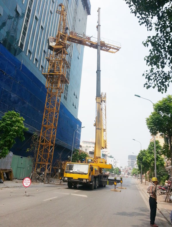 Cấm đường, lắp cẩu trục phá dỡ phần vi phạm nhà 8B Lê Trực - ảnh 2