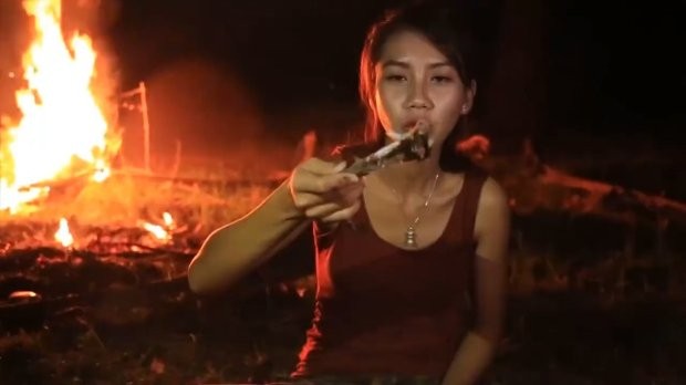 Cặp vợ chồng quay video làm thịt động vật hoang dã và đăng lên YouTube để kiếm tiền.