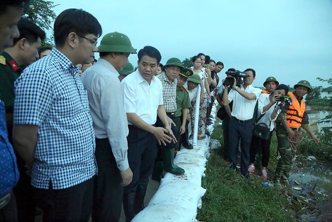 Hơn 500 chiến sĩ căng sức chống tràn đê ở Chương Mỹ - ảnh 1