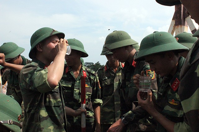 Hơn 500 chiến sĩ căng sức chống tràn đê ở Chương Mỹ - ảnh 11