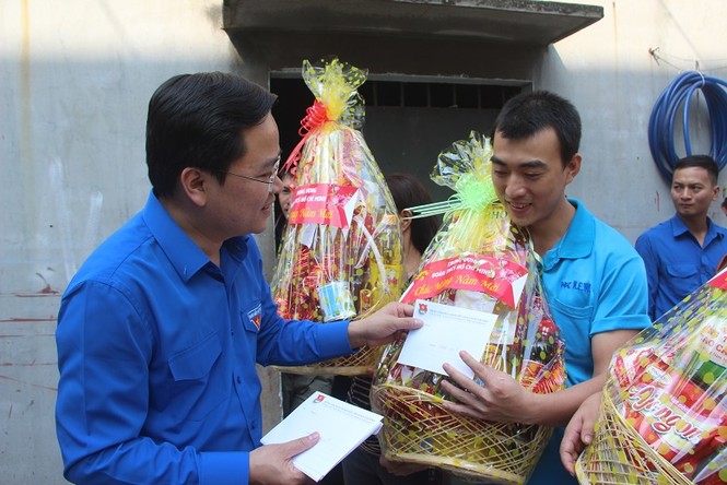 Bí thư thứ nhất Trung ương Đoàn 'vui tết cùng công nhân' Đồng Nai - ảnh 2