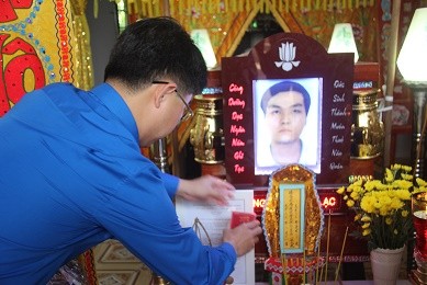 Truy tặng