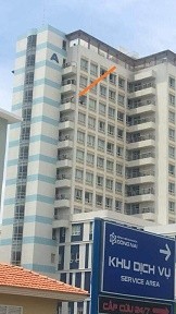 Gần 2 giờ giải cứu thanh niên lõa thể dọa nhảy lầu - ảnh 4 Gần 2 giờ giải cứu thanh niên lõa thể dọa nhảy lầu - ảnh 4