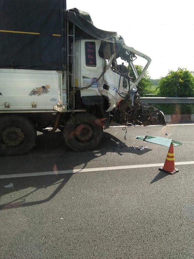Hàng nghìn ô tô kẹt cứng trên cao tốc vì tai nạn liên hoàn - ảnh 2