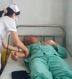 Suýt chết vì nhét bình sữa vào hậu môn để chữa bệnh - ảnh 1