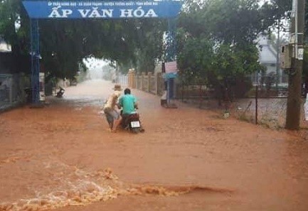 Quốc lộ 1A thành sông sau trận mưa lớn - ảnh 4