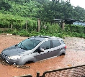 Quốc lộ 1A thành sông sau trận mưa lớn - ảnh 2
