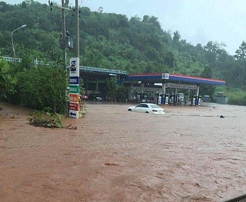 Quốc lộ 1A thành sông sau trận mưa lớn - ảnh 1