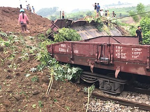 Sáng mai thông tàu Hà Nội-Lào Cai sau sạt lở nghiêm trọng tại Yên Bái - ảnh 1