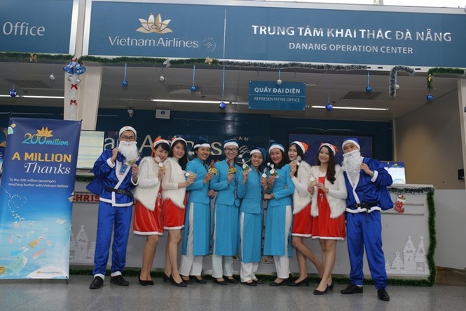 Không khí đón Giáng sinh ngập tràn tại sân bay - ảnh 2
