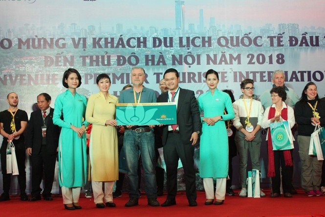 Đón các đoàn khách du lịch nước ngoài đầu tiên của năm 2018 - ảnh 1