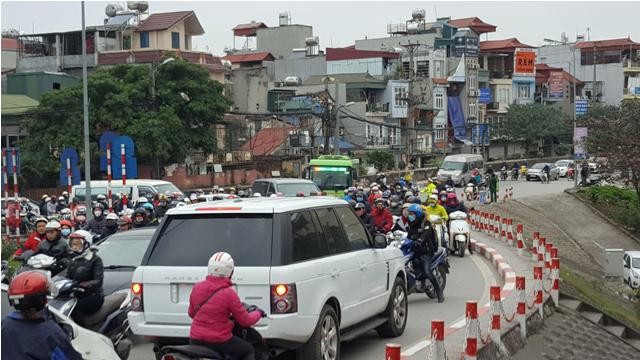 Bất chấp luật ưu ái xe công vụ? - ảnh 3