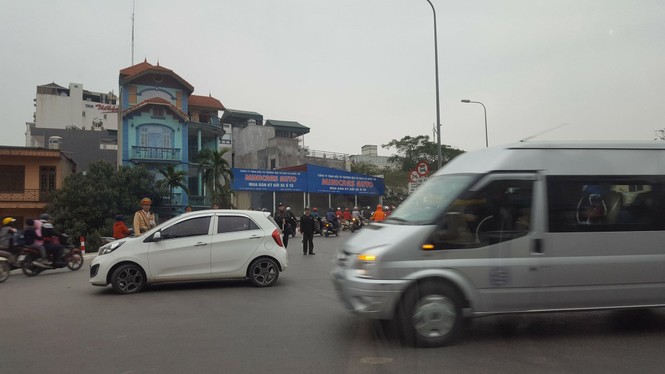 Bất chấp luật ưu ái xe công vụ? - ảnh 1