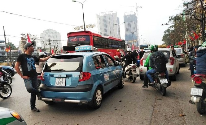 Chiều cuối cùng nghỉ Tết, dòng người đông đúc về lại Thủ đô - ảnh 8