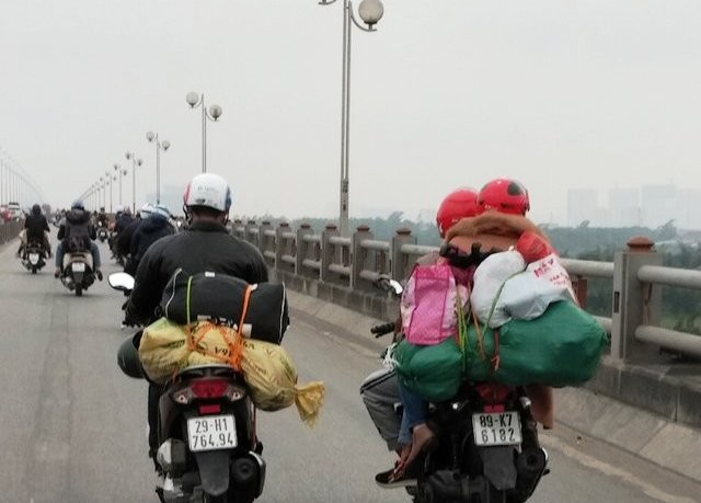 Chiều cuối cùng nghỉ Tết, dòng người đông đúc về lại Thủ đô - ảnh 5