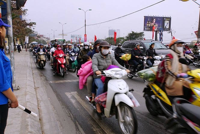 Chiều cuối cùng nghỉ Tết, dòng người đông đúc về lại Thủ đô - ảnh 4