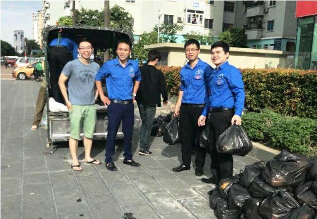 Nhân viên ngân hàng Nông nghiệp mua dứa ủng hộ nông dân - ảnh 2
