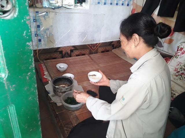 Công nhân 'quản' nhà vệ sinh Thủ đô: Lương bèo lại nợ kéo dài - ảnh 1