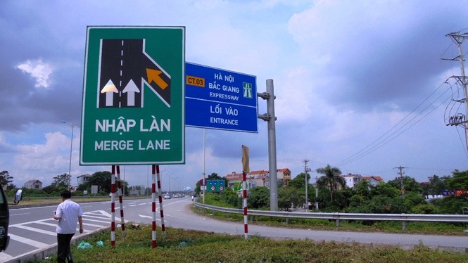 Hình ảnh 'bội thực' biển báo trên cao tốc Hà Nội - Bắc Giang - ảnh 3