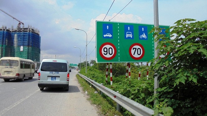 Hình ảnh 'bội thực' biển báo trên cao tốc Hà Nội - Bắc Giang - ảnh 7