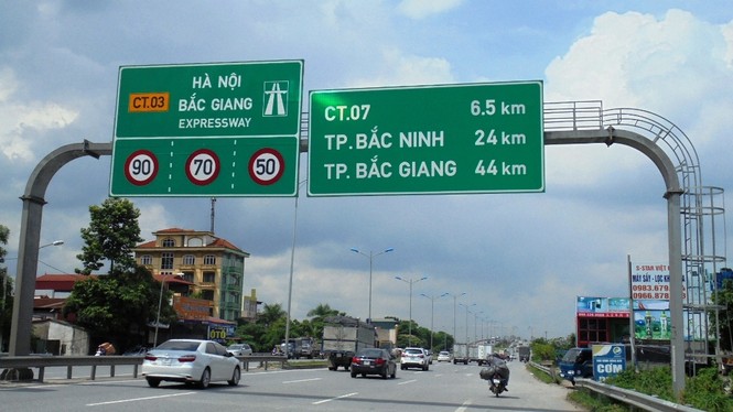 Hình ảnh 'bội thực' biển báo trên cao tốc Hà Nội - Bắc Giang - ảnh 1