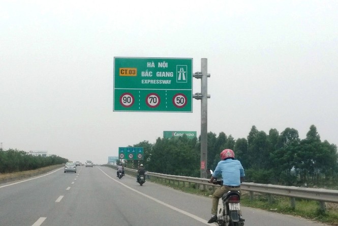 Hình ảnh 'bội thực' biển báo trên cao tốc Hà Nội - Bắc Giang - ảnh 4