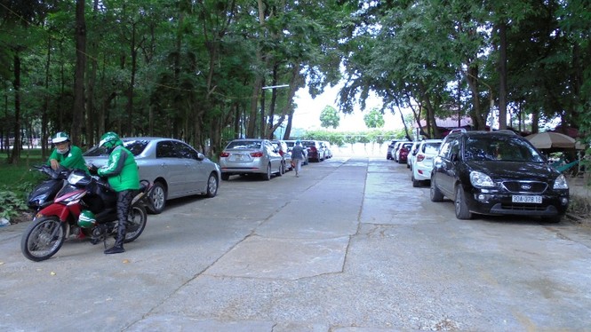 Cận cảnh loạt bãi xe trái phép, không thuế trong công viên giữa Thủ đô - ảnh 1