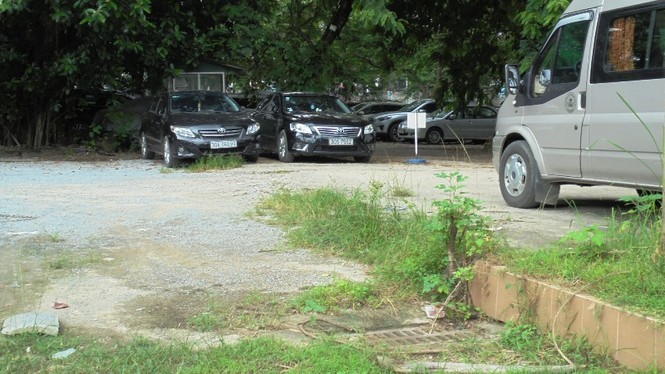 Cận cảnh loạt bãi xe trái phép, không thuế trong công viên giữa Thủ đô - ảnh 3