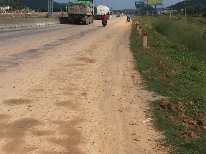 Quốc lộ 1A qua Nghệ An lầy lội bùn đất như đường làng - ảnh 5