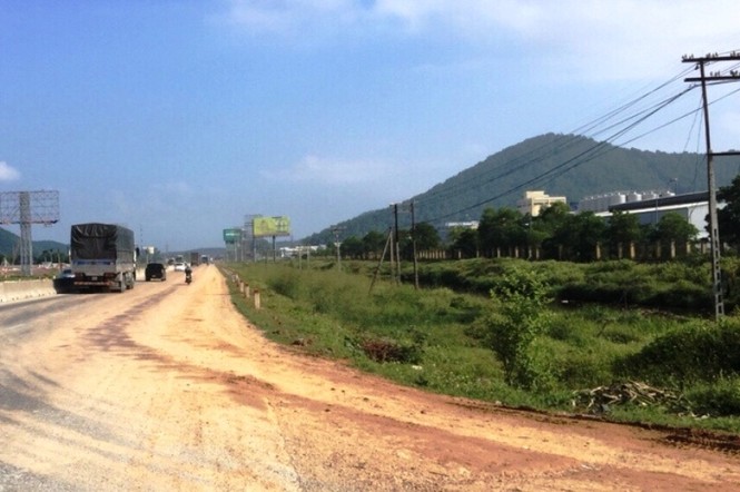 Quốc lộ 1A qua Nghệ An lầy lội bùn đất như đường làng - ảnh 1