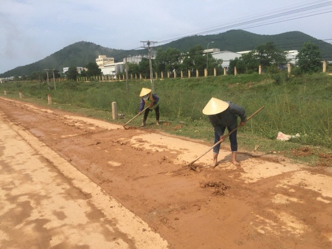 Quốc lộ 1A qua Nghệ An lầy lội bùn đất như đường làng - ảnh 4