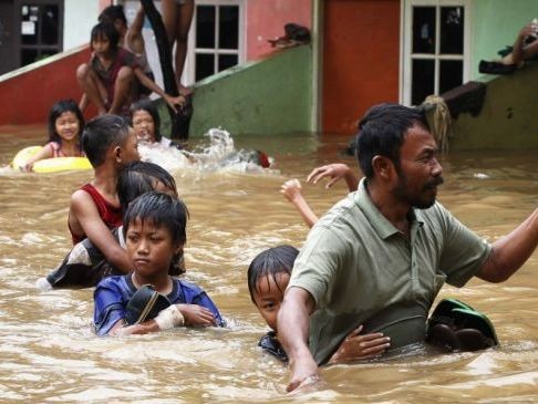 Indonesia: 13 người thiệt mạng, 40.000 người sơ tán vì lũ lụt - ảnh 1